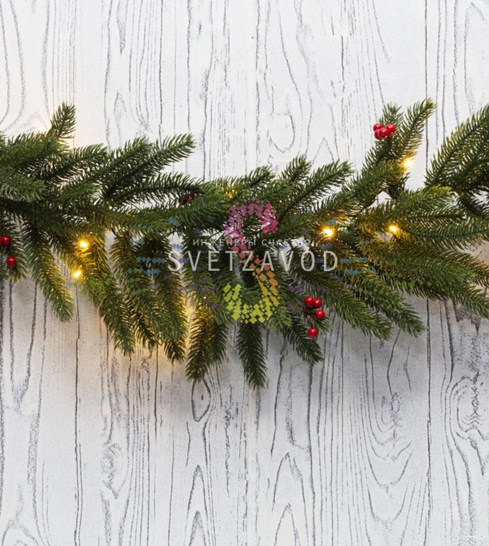 Детальное изображение елового шлейфа Neon-Night: литые темно-зеленые ветки, 48 красных ягод, 30 светодиодов теплого белого свечения, длина 180 см.