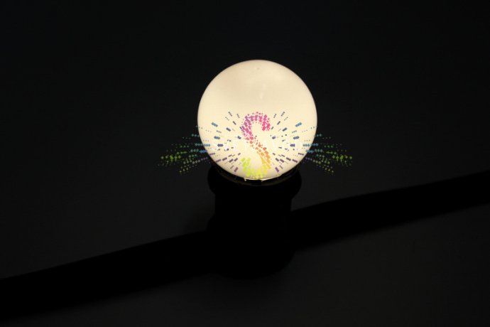 Детальное фото декоративной светодиодной лампы E27: белая матовая пластиковая колба диаметром 45 мм, цоколь, 4 светодиода внутри.