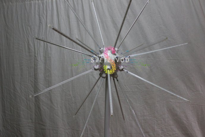 Крупный план светодиодного фейерверка Шар (арт. SFW-242) на металлической опоре, демонстрирующий конструкцию из 20 пластиковых лучей и контроллер.