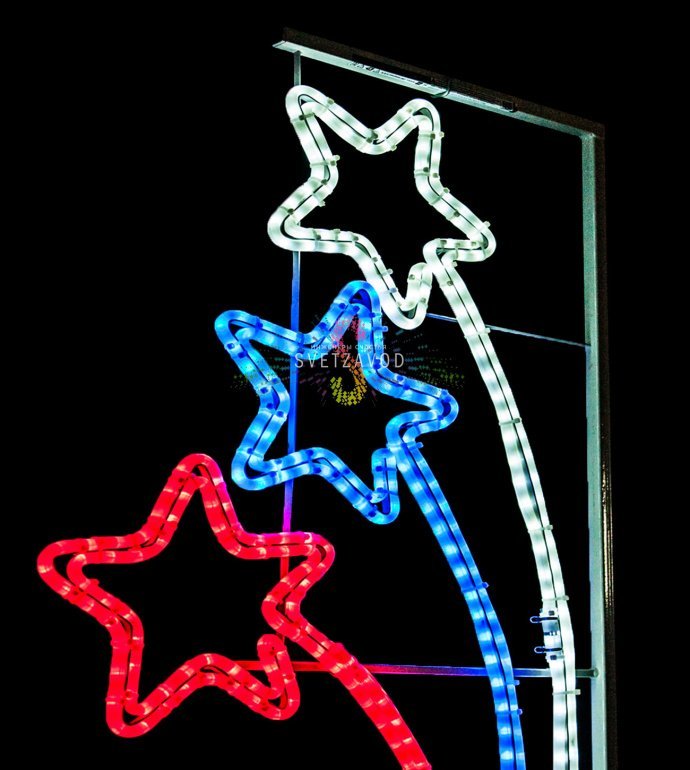 Детальное фото светодиодной консоли «Звездный триколор» на металлическом каркасе, закрепленной на уличном столбе. Видны светодиодные модули и крепление бандажной лентой. Детальное фото светодиодной консоли «Звездный триколор» на металлическом каркасе, закрепленной на уличном столбе. Видны светодиодные модули и крепление бандажной лентой.