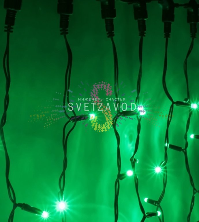 Детальное фото светодиодного дождя 2х6м: 20 вертикальных нитей по 6м с зелеными светодиодами, черный ПВХ-кабель, IP65, подключен к сети 220В.
