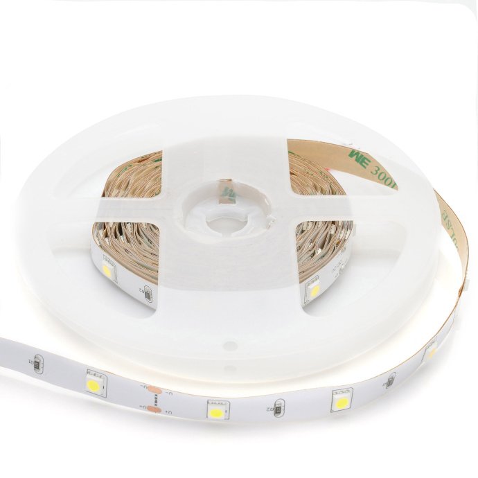Лента холодный белый 5м SMD 5050 30LED/м, блок питания 12В 48Вт, выключатель на проводе. Подходит для декоративной подсветки.