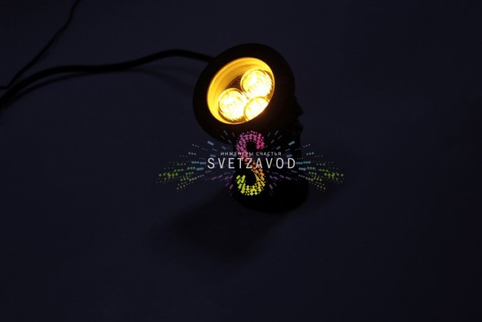 Детальное изображение поворотного светодиодного прожектора 12В 3Вт желтого свечения в сером защищенном корпусе IP65 с накладным креплением.