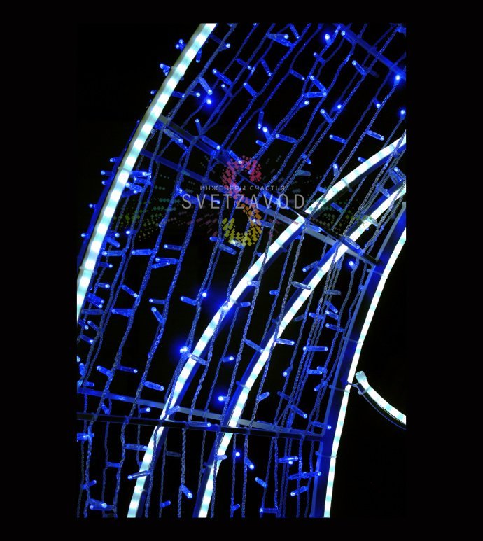 Детальное фото светодиодной арки Русский холод 350х300х35 см, металлический каркас с антикоррозийным покрытием, подключенная к сети.