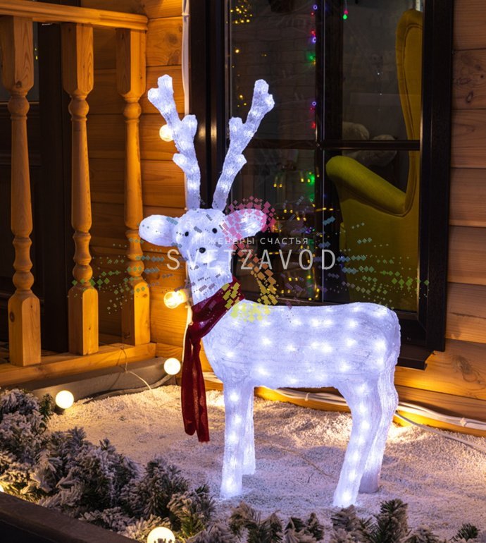 Детальное фото акриловой 3D фигуры Олень с 200 светодиодами. Видны металлический каркас, качество акрила и блок питания 31В. Фигура установлена для демонстрации.