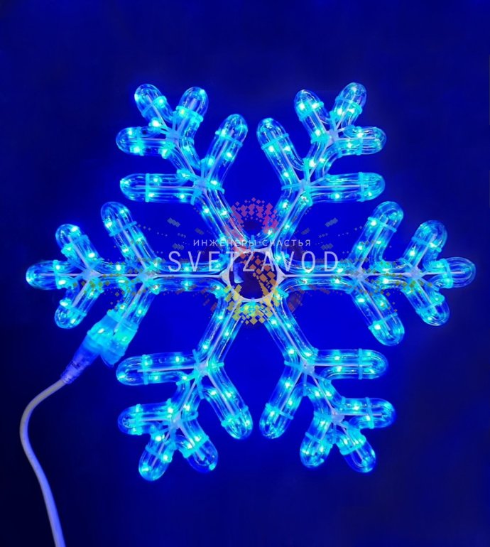 Крупный план синей светодиодной снежинки из дюралайта на металлическом каркасе с вилкой для подключения к сети 220В.