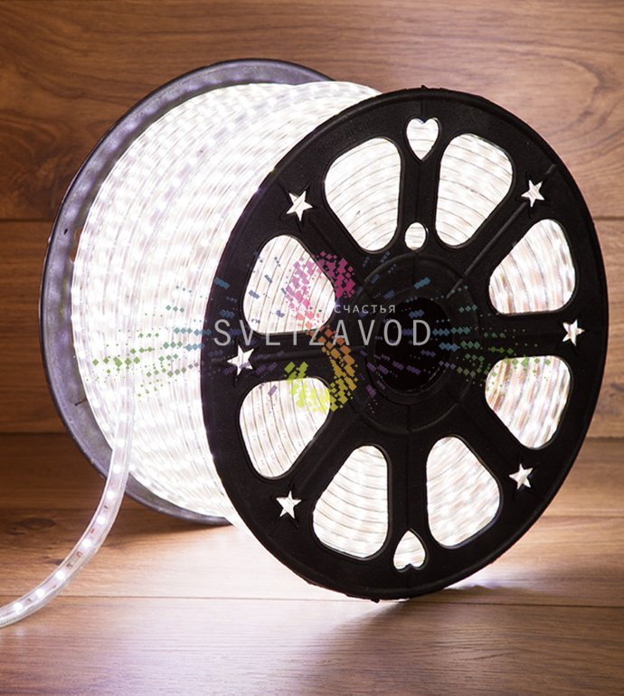 Крупный план светодиодной ленты Тейп Лайт 60SMD5730 в прозрачной влагозащищенной оболочке, демонстрирующий плотное расположение диодов и сечение 13х6.5 мм.