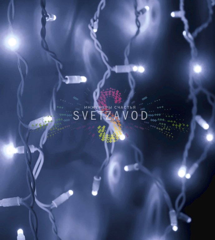 Детальное фото светодиодной бахромы Айсикл с белыми проводами, светодиодами в защитных колпачках и коннекторами для соединения.