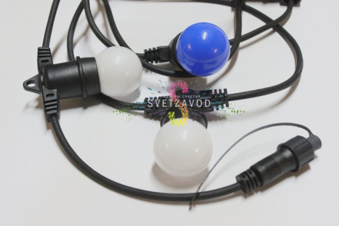 Детальное фото гирлянды Белт Лайт: черный каучуковый кабель, патроны E27 с шагом 50 см, фиксирующие элементы, степень защиты IP65.