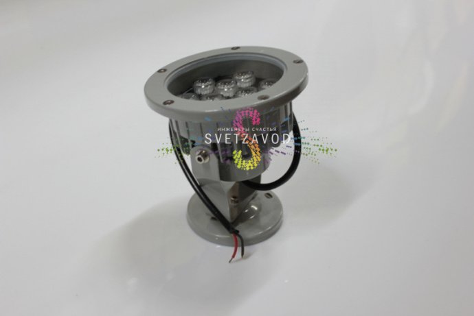 Детальное изображение поворотного светодиодного прожектора: серый металлический корпус, 9 светодиодов, прозрачное стекло, крепление для накладного монтажа.