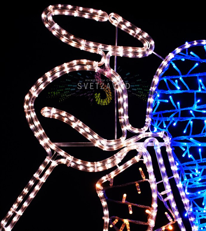 Детальное фото светодиодной консоли Ангел с трубой на металлическом каркасе, готовой к монтажу на опору.