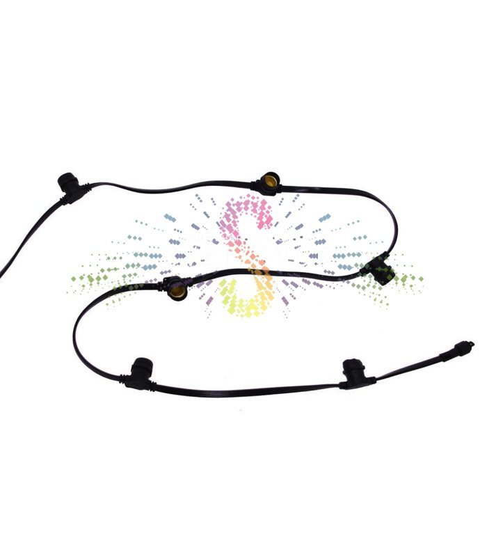 Крупный план влагозащищенной гирлянды Белт Лайт Rich Led: черный прорезиненный провод, патрон E27, маркировка IP65, демонстрация крепления. Крупный план влагозащищенной гирлянды Белт Лайт Rich Led: черный прорезиненный провод, патрон E27, маркировка IP65, демонстрация крепления.