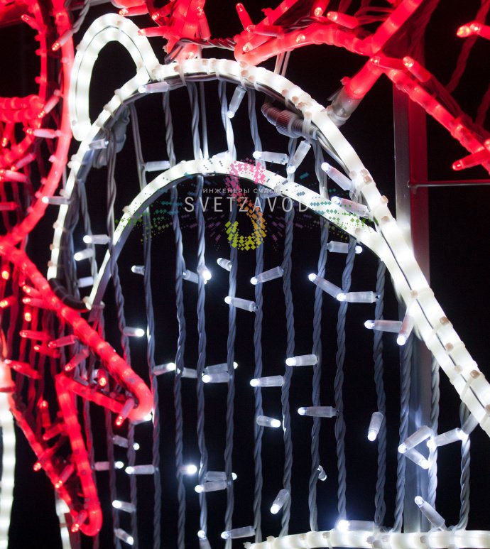 Крупный план светодиодного панно «Колокольчики» размером 230х160 см. Видны белые колокольчики с красной лентой, синие элементы, стальной профиль и светодиодные линии.