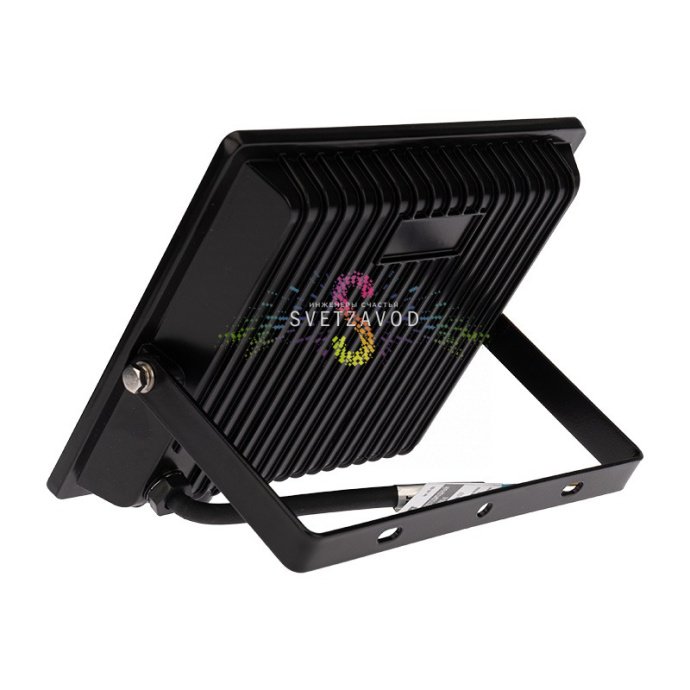 Крупный план черного алюминиевого светодиодного прожектора REXANT 50Вт с холодным белым светом, степень защиты IP65, на поворотном креплении.
