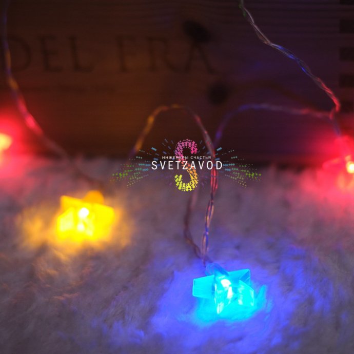 Детальное фото гирлянды Neon-Night Звездочки: матовые разноцветные звездочки, прозрачный ПВХ провод длиной 1,5 м, батарейный блок для 2х АА.