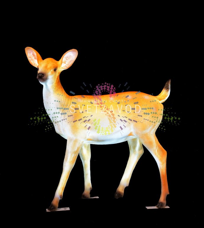 Детальное фото светодиодной фигуры оленя из стекловолокна. Видны конструкция, внутренняя LED-подсветка и влагозащищенный корпус IP65.