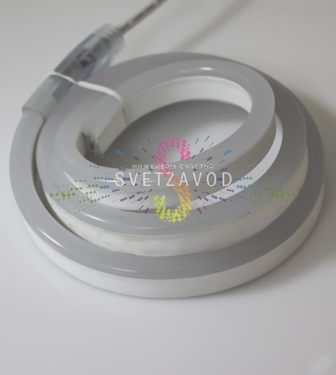 Крупный план светящегося желтого светодиодного гибкого неона Led Neon Flex с прямоугольным профилем 8х18 мм и степенью защиты IP65.