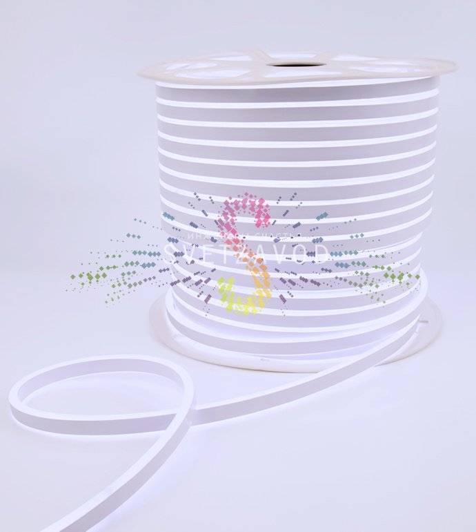 Детальное фото светодиодного гибкого неона Neon-Night: двухсторонняя прямоугольная лента в защитной оболочке, подключенная к сети 220В, демонстрация яркого белого свечения.