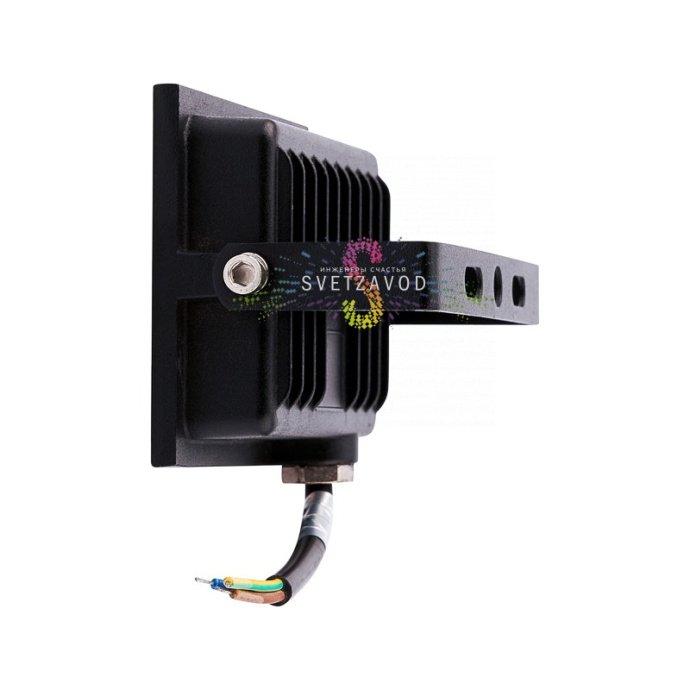 Крупный план черного алюминиевого светодиодного прожектора REXANT 30Вт с защитой IP65, стеклянным рассеивателем и монтажным кронштейном для установки на улице.