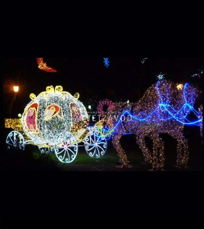 Детальное фото светодиодной конструкции "Карета золушки с тройкой лошадей". Видны прочный стальной каркас, яркая разноцветная LED-подсветка и реалистичные формы лошадей.