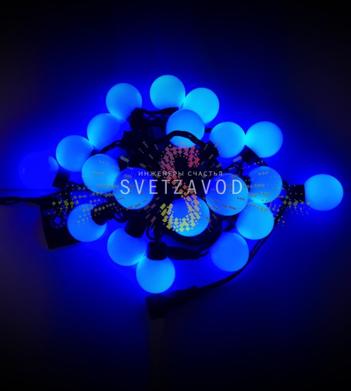 Детальное фото гирлянды Шарики Rich LED: синие светодиоды в шарообразных плафонах на черном ПВХ-шнуре длиной 5 метров, степень защиты IP65.