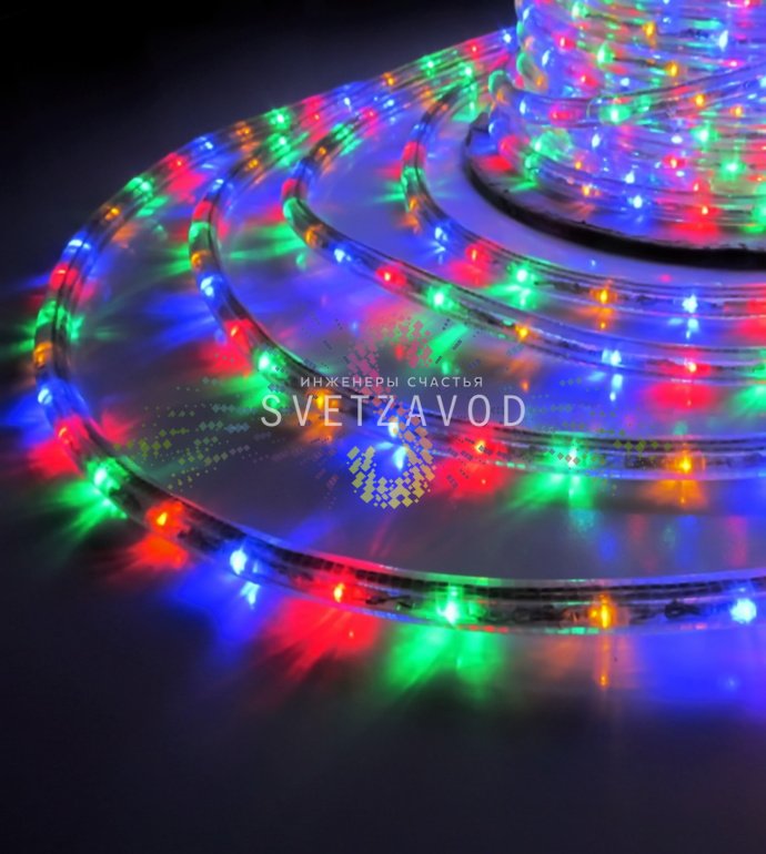 Крупный план светодиодного дюралайта круглого сечения 13 мм в прозрачной трубке с разноцветными светодиодами внутри, подключенного к контроллеру.