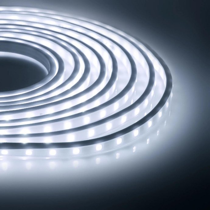 Комплект LED ленты 220В 5м холодный белый SMD2835 IP65 с вилкой и крепежами, пример монтажа на фасаде