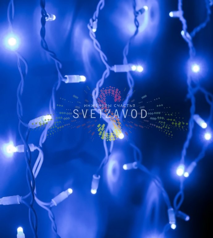 Детальное фото светодиодной бахромы Айсикл: синие мерцающие светодиоды на белых проводах разной длины, подключенный блок питания, коннекторы для соединения.