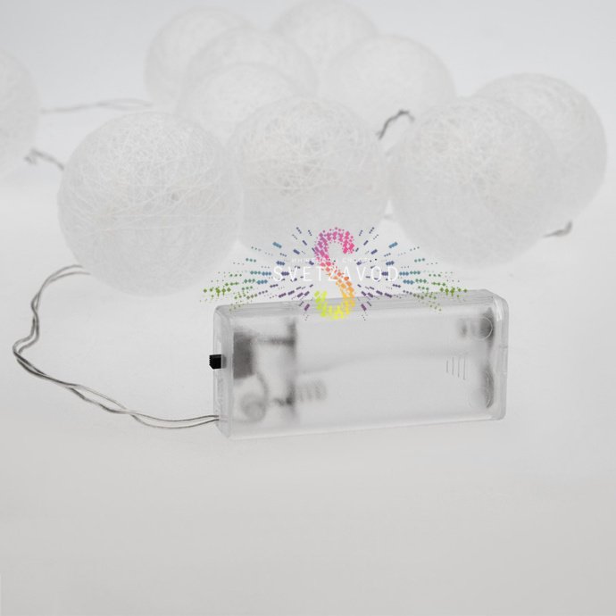 Детальное фото светодиодной гирлянды Тайские фонарики Пломбир от Neon-Night. Видны 10 фонариков из хлопковой нити, прозрачный ПВХ провод и батарейный блок.