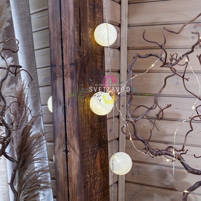 Детальное фото светодиодной гирлянды Тайские фонарики Пломбир от Neon-Night. Видны 10 фонариков из хлопковой нити, прозрачный ПВХ провод и батарейный блок.