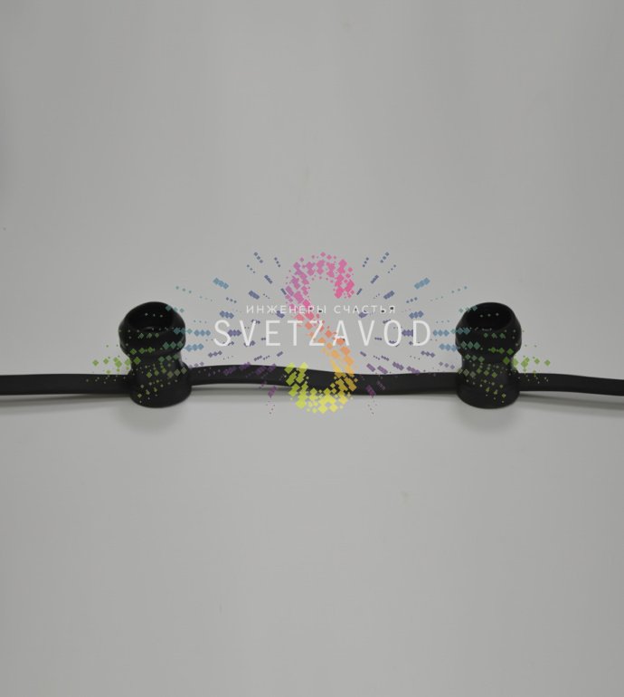 Детальное фото гирлянды Белт лайт: черный каучуковый шлейф с патронами E27, расположенными через 20 см, демонстрация влагозащищенного уплотнения.