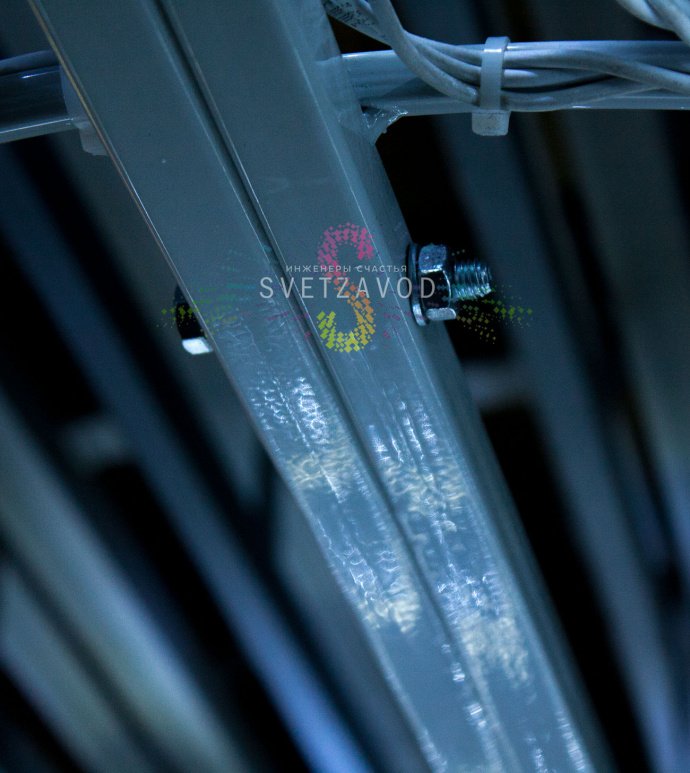 Детальное фото светодиодной консоли Танцующие кольца 220х90см. Видны металлический каркас, гибкий LED-дюралайт и светодиоды.