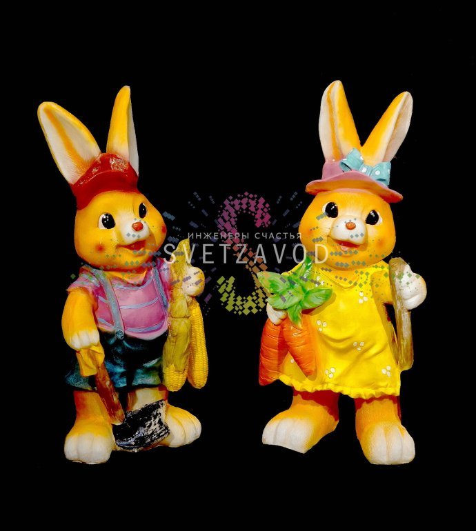 Детальное фото светодиодной фигуры 'Заяц с початками' высотой 66 см из белого стекловолокна с равномерной внутренней подсветкой, стоящей на траве.