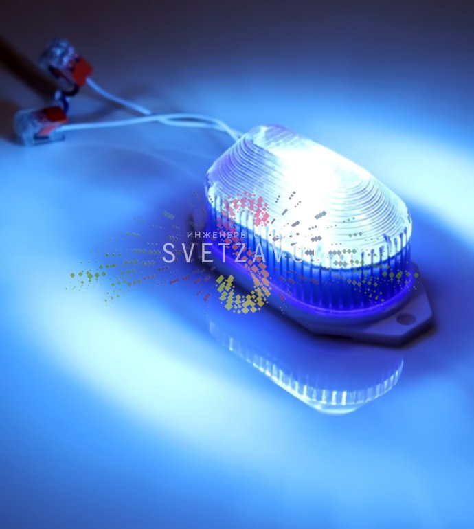 Детальное фото синей ксеноновой строб-лампы SST-102 с накладным креплением, корпусом защитой IP65 и указанием технических характеристик.