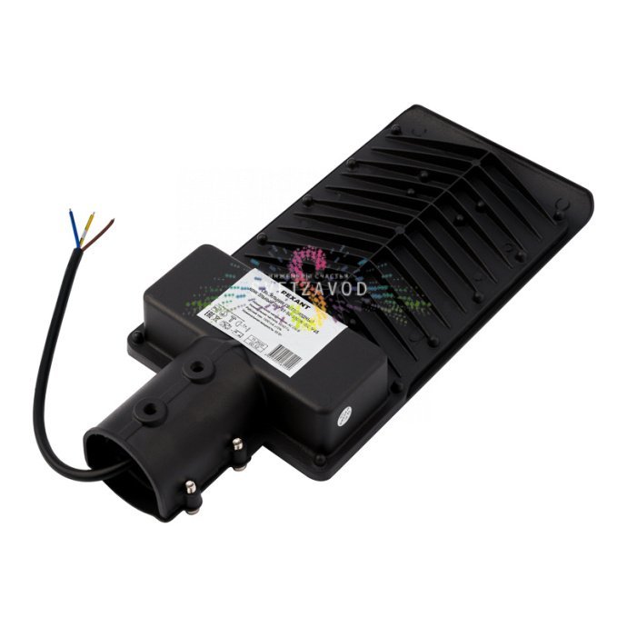 Детальное фото светодиодного консольного светильника ДКУ-01 Rexant: черный алюминиевый корпус, поликарбонатный рассеиватель, кронштейн для крепления на опору.