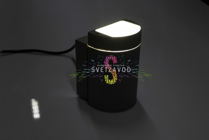 Крупный план светодиодного прожектора SLP-229 серого цвета с металлическим корпусом, стеклянным рассеивателем и накладным креплением.