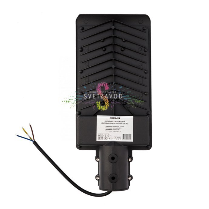 Детальное фото светодиодного консольного светильника ДКУ-01 Rexant: черный алюминиевый корпус, поликарбонатный рассеиватель, кронштейн для крепления на опору.