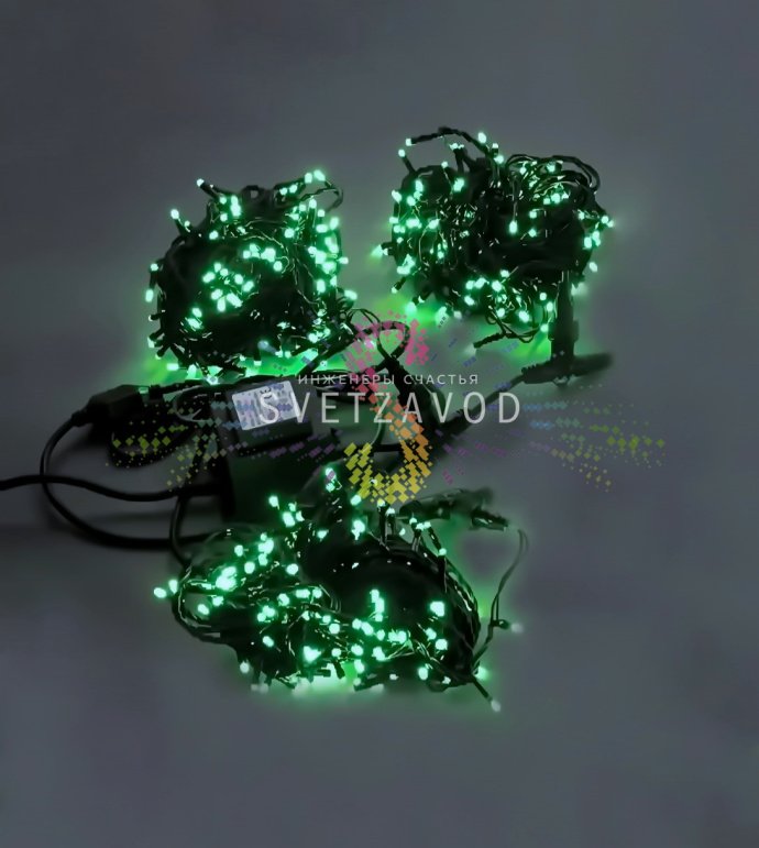Детальное фото комплекта гирлянды Клип Лайт Спайдер: три черные нити по 20 метров с зелеными светодиодами, блок питания и разветвитель.