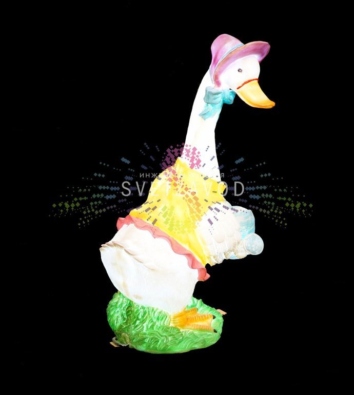 Детальное фото светодиодной фигуры Гусь с лейкой из стекловолокна. Видны светодиодная подсветка, конструкция и лейка. Размеры: высота 68 см, длина 30 см.