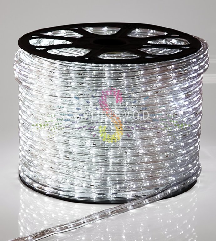 Крупный план светодиодного дюралайта чейзинг 13мм, 220В, 36 светодиодов на метр, в прозрачной оболочке, демонстрирующий равномерное белое свечение.