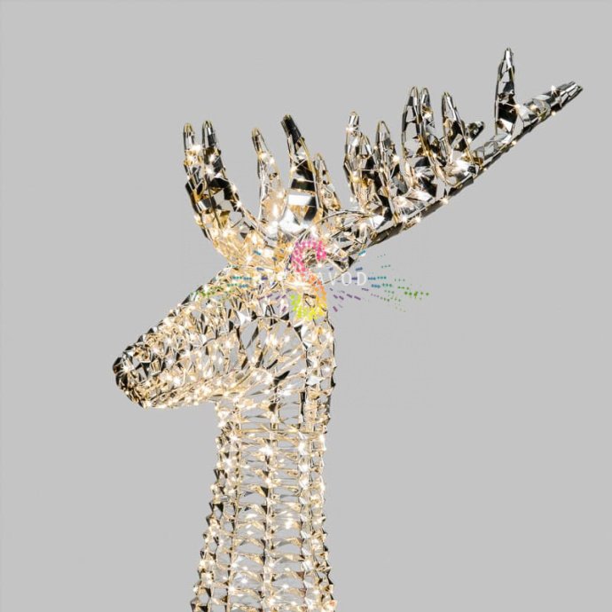 Детальное фото светодиодной каркасной фигуры 3D "Олень" с металлическим каркасом и 1440 светодиодами теплого белого свечения, установленной на улице.