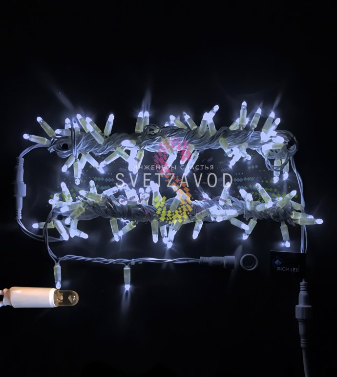Детальное фото гирлянды-нити Стринг Лайт Rich Led: белый ПВХ провод, 100 светодиодов с защитными колпачками, расстояние между диодами 10 см.