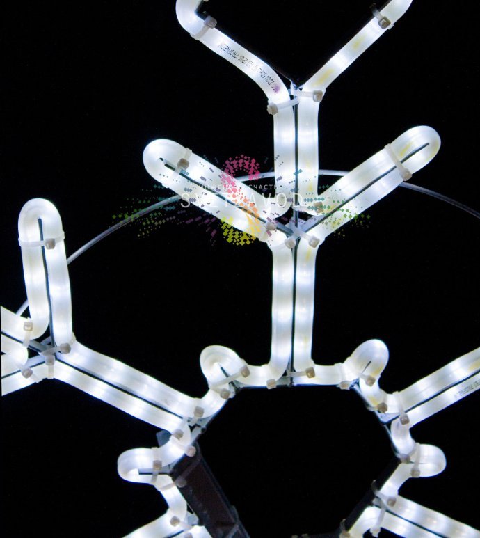 Детальное фото белой светодиодной консоли Снежинка 90 см на металлическом каркасе, готовой к монтажу на уличную опору. Детальное фото белой светодиодной консоли Снежинка 90 см на металлическом каркасе, готовой к монтажу на уличную опору.