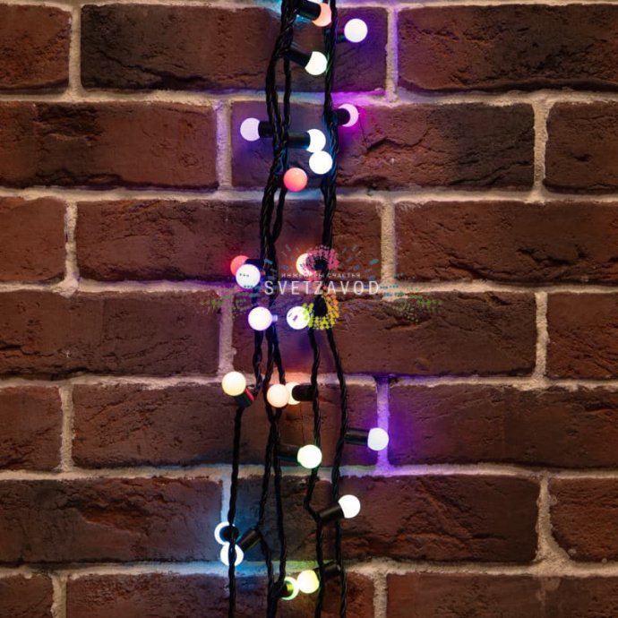 Детальное фото гирлянды Шарики: черный ПВХ-кабель, светодиодные шарики, степень защиты IP65, длина 10 метров, для уличного и интерьерного использования.