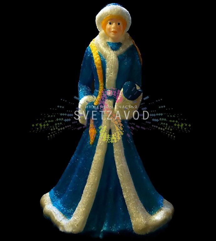 Детальное фото акриловой 3D фигуры Снегурочка с косой. Видны светодиоды, конструкция каркаса и защитное покрытие. Фигура установлена на улице.