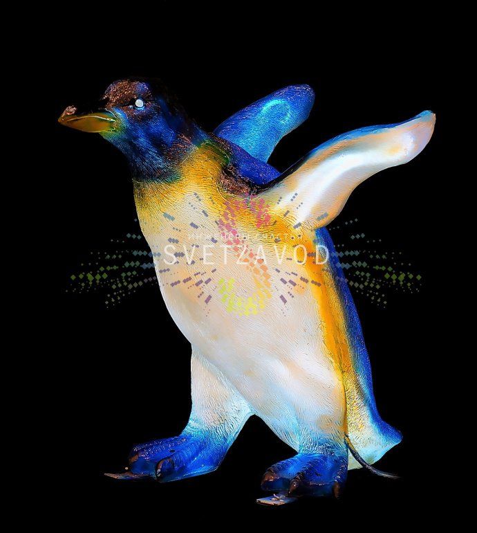 Детальное фото светодиодной фигуры Пингвиненок из стекловолокна. Видны текстура материала, яркая внутренняя LED-подсветка и устойчивое основание.