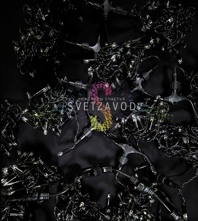 Детальное фото светодиодного дождя Rich Led: горизонтальный шлейф 2м с 20 нитями по 6м, желтые светодиоды, черный ПВХ провод, коннекторы для соединения.