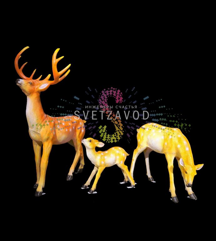 Детальное фото композиции из трех светодиодных фигур оленей из стекловолокна: большой олень (154 см), средний (77 см) и маленький (59 см) с равномерной внутренней подсветкой в вечернее время.