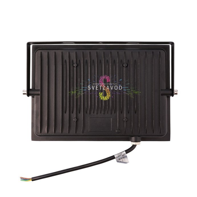 Крупный план светодиодного прожектора REXANT 100Вт в черном алюминиевом корпусе с защитным стеклом, демонстрирующий конструкцию для уличного использования. Крупный план светодиодного прожектора REXANT 100Вт в черном алюминиевом корпусе с защитным стеклом, демонстрирующий конструкцию для уличного использования.