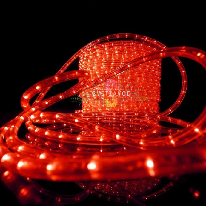 Крупный план красного круглого дюралайта Rich Led диаметром 13 мм, демонстрирующий прозрачную оплетку, светодиоды и гибкую структуру шнура.